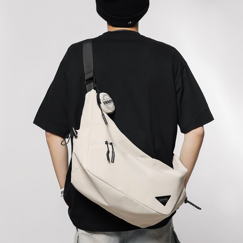 牧瑾 斜挎包男生潮牌休闲通勤单肩包女2024机能骑行邮差包男士背包 白色 59元