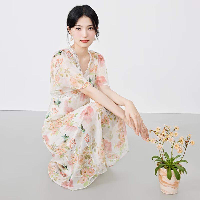 PLUS会员、限尺码：qiushuiyiren 秋水伊人 V领法式连衣裙 花料 64.36元/件包邮（需拍2件+凑单，共128.72元）